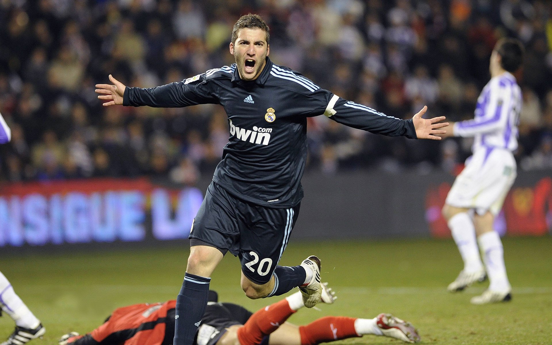 德甲攻守转换:节奏快,精彩无限!,新赛季德甲用球